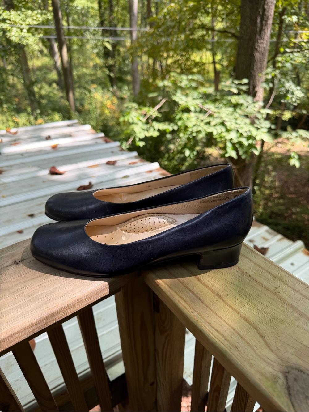 New Classic Navy Low-Heel Women's Pumps size 10N